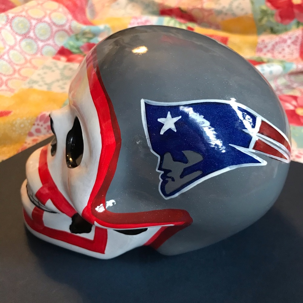 NFL The New England Patriots Skull w/ Helmet
